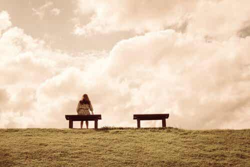 Mujer sentada sobre un banco