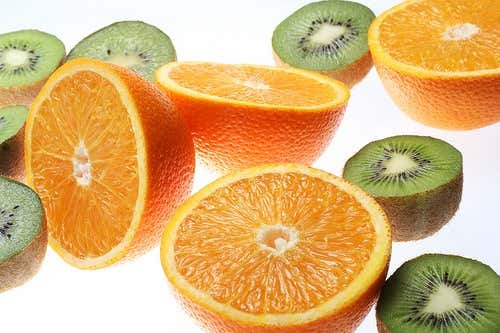 Naranja y kiwi fuentes de vitamina c