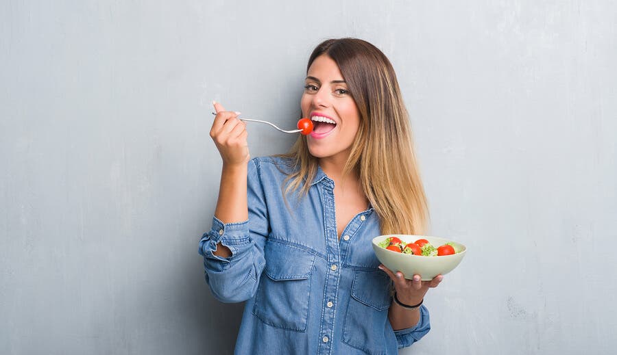 chica comiendo una ensalada