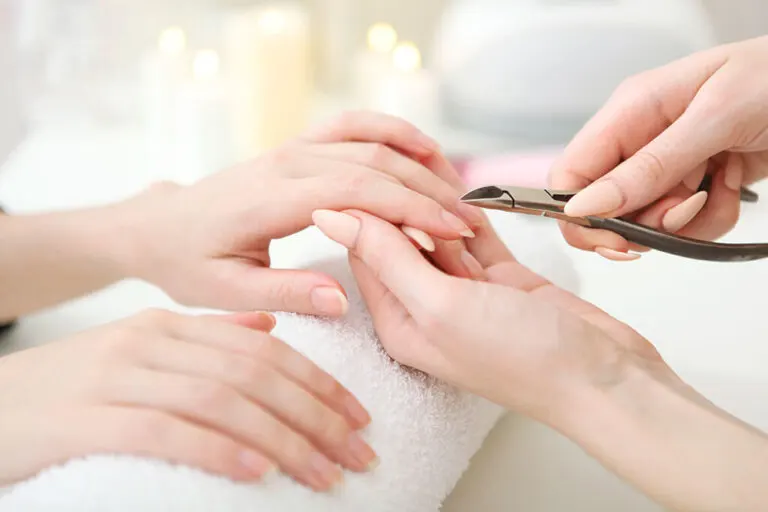 Cómo realizar una manicura de forma sencilla y económica