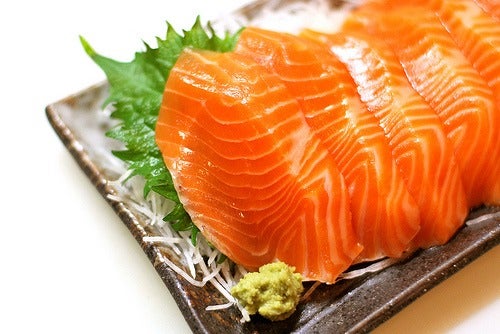 Salmone, ricco di omega 3 e utile per alleviare i dolori articolari.