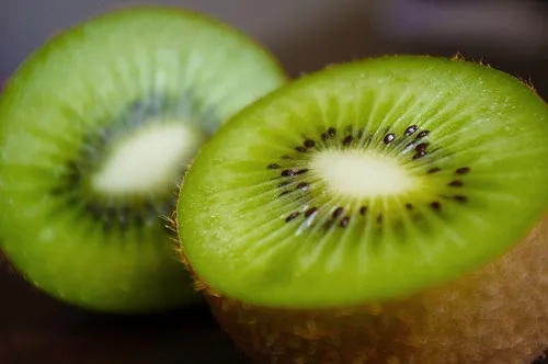 Si añadimos kiwi a nuestros batidos naturales, estaremos aportando una gran cantidad de ácido fólico. Es ideal para embarazadas.