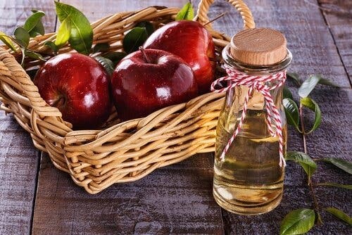 Manzanas rojas en cesta de mimbre