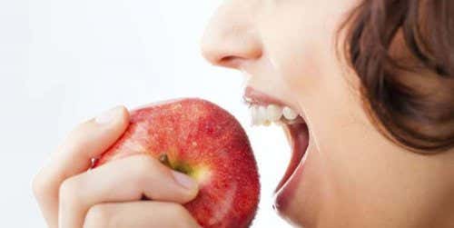 Mujer a punto de morder manzana