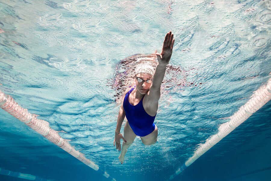 Mujer realizando natacion