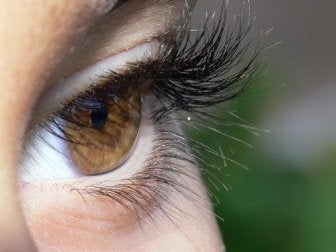 Alargar las pestañas con productos naturales y caseros