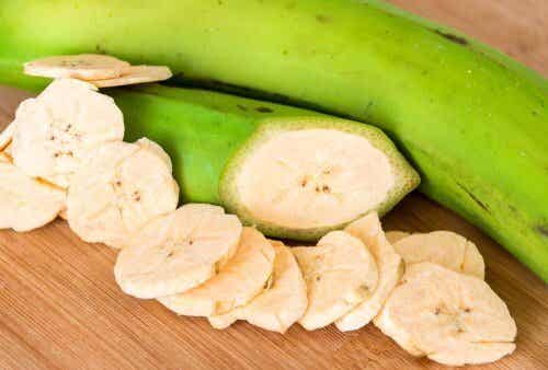 Plátano verde cortado en rodajas