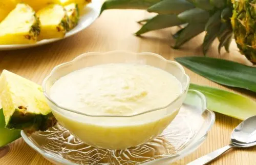 Delicioso pudin de banana en pocillo