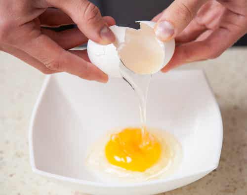 Huevo roto en una taza