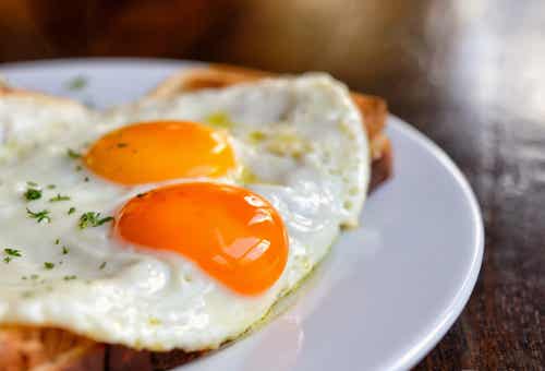 3 razones por las que incluir huevos en tu desayuno y 2 modos de tomarlos