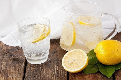 Beneficios de beber diariamente agua de limón