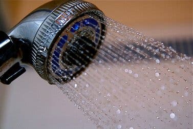 ¿Ducharse con agua fría tiene beneficios?