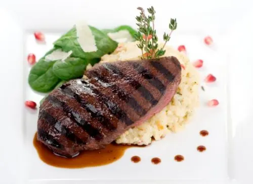 Plato de hígado con verduras.