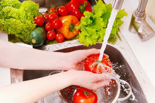 Lavare accuratamente le verdure aiuta a prevenire il contagio da toxoplasmosi.