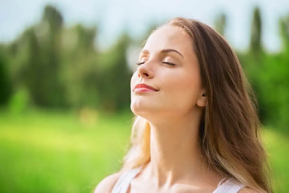 mujer respirando aire limpio.