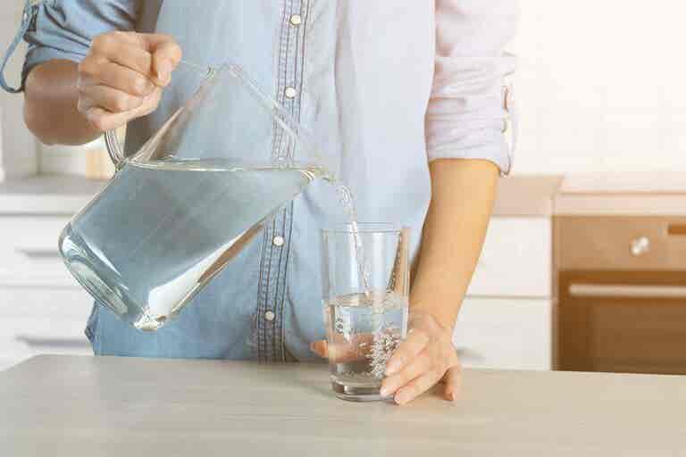 ¿Por qué comenzar el día con un vaso de agua?