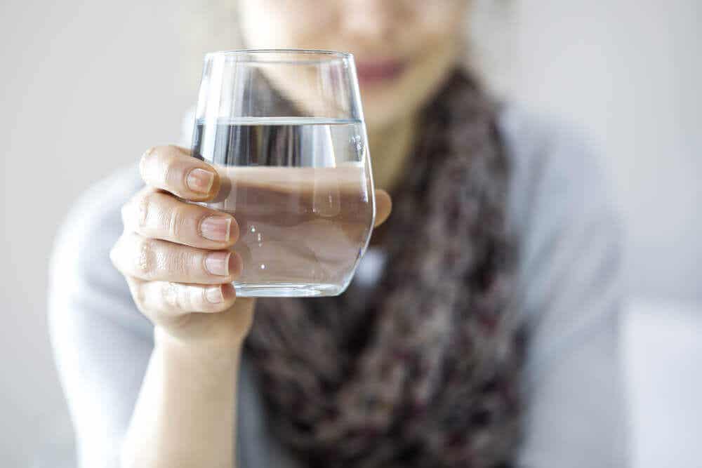 Vaso de agua ayuda a bajar de peso