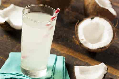 Beneficios del agua de coco verde en caso de deshidratación