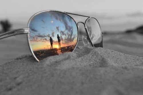Gafas de sol sobre la arena