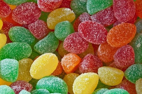 Posibles riesgos para la salud por consumo de colorantes artificiales