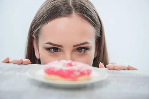 mujer con ansiedad por lo dulce