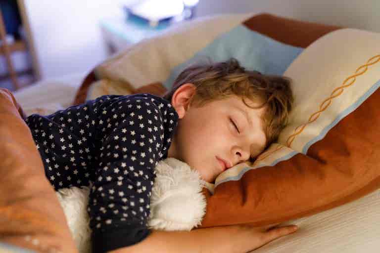 ¿Cómo puedo ayudar a mi hijo a dormir mejor?