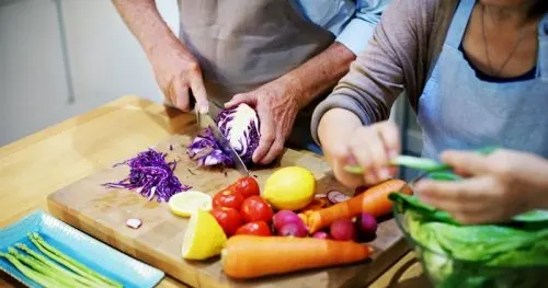 Pareja cocinando