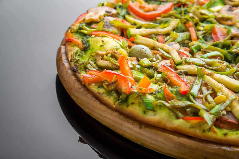 Pizza de vegetales en una tabla para horno.