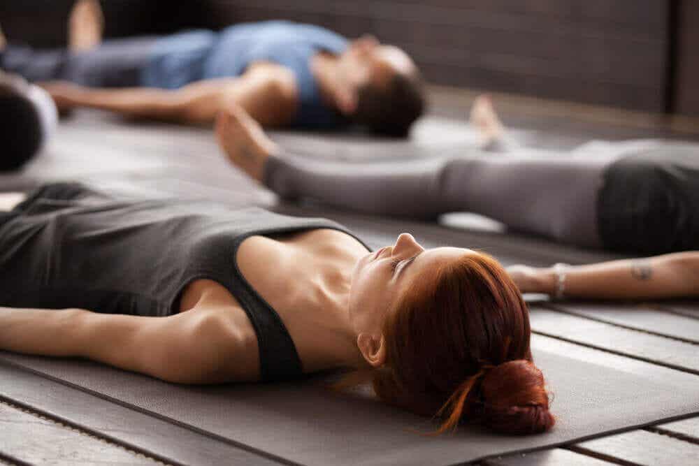 Clase de yoga para la relajación de músculos.