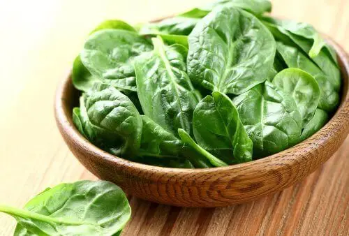 Alimentos para reducir las arrugas: espinacas.