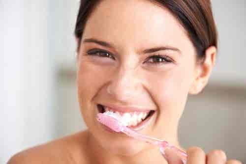 Mujer lavándose los dientes