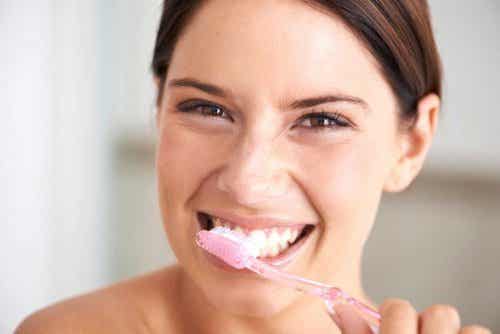 Cómo cuidar el esmalte de los dientes: consejos y buenos hábitos
