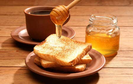 Miel sobre pan tostado
