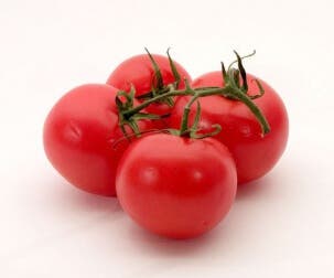 Tomates para salsa de pasta con pez espada y aceitunas negras