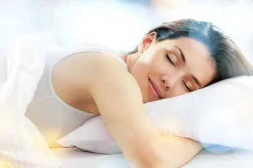 Kvinde sover smilende