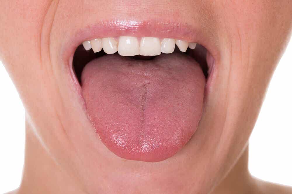 Mujer con lengua fuera