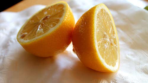 El limón depura el organismo y depura toxinas como el ácido úrico.