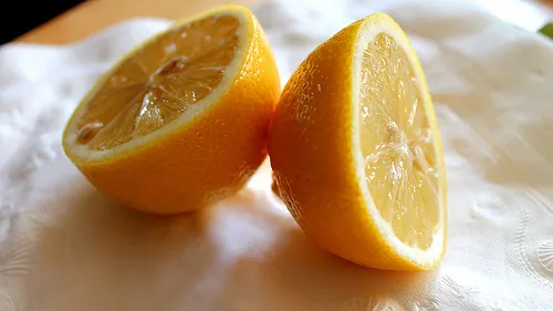 El limón depura el organismo y depura toxinas como el ácido úrico.