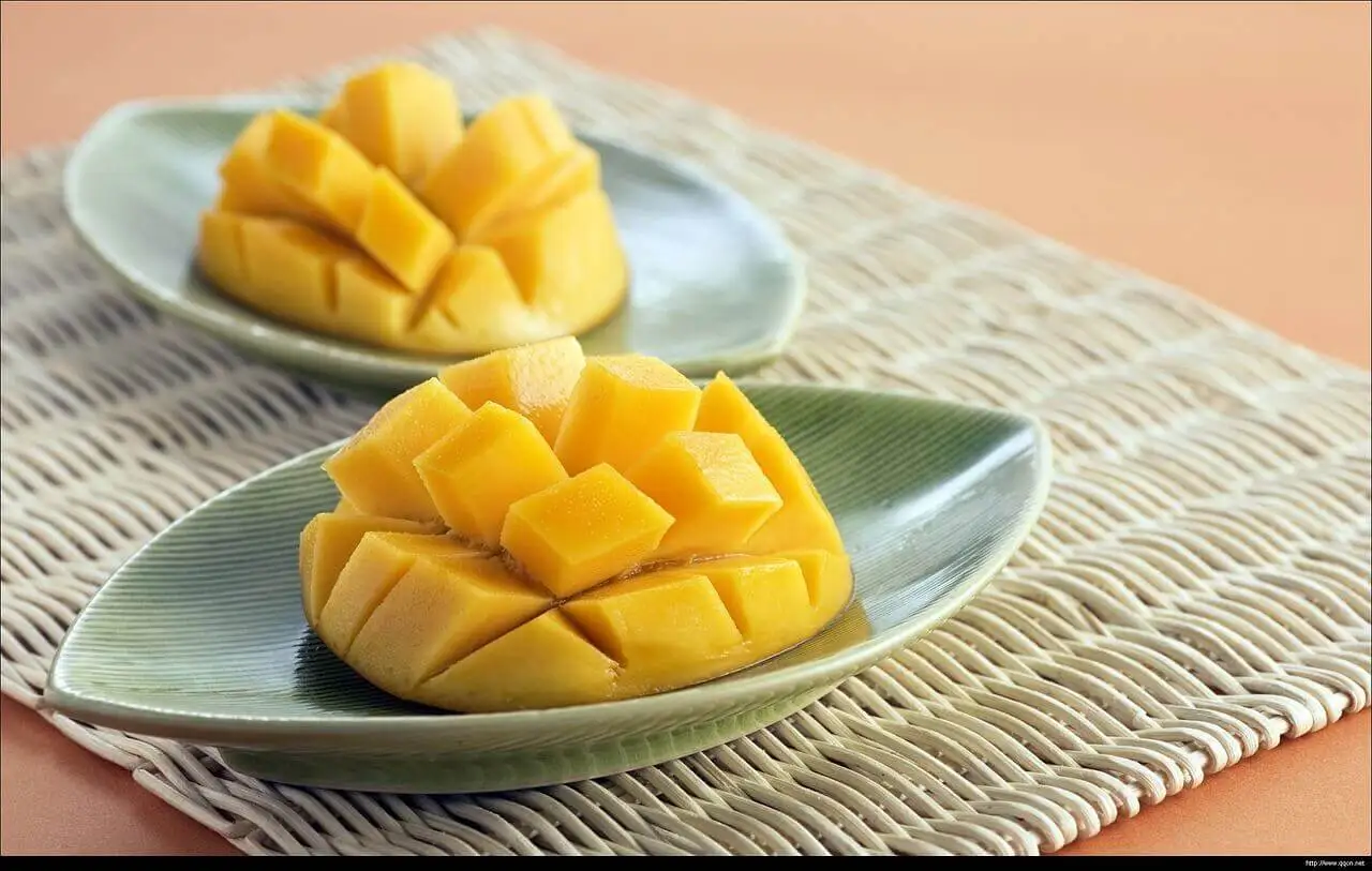Mangos sobre un platos