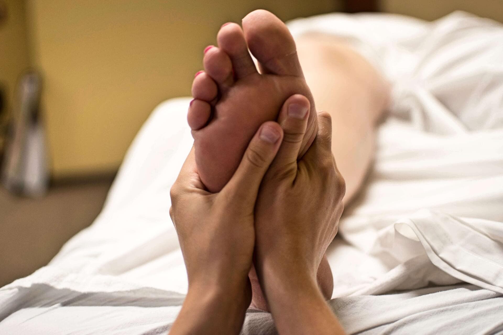Masaje en los pies.