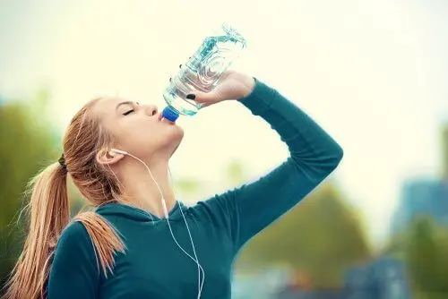 Mujer tomando agua