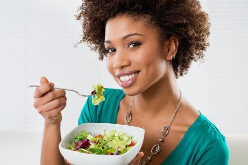 Mujer comiendo ensalada