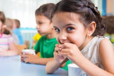 Niña comiendo