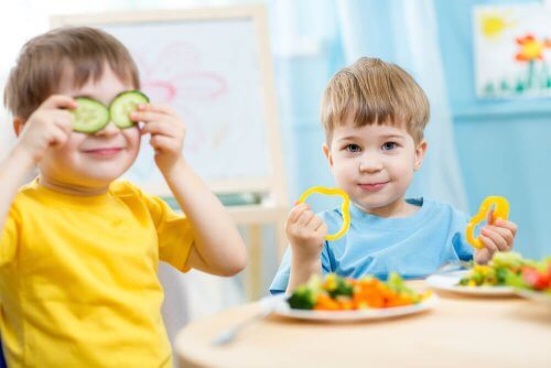 Niños comiendo vegetales