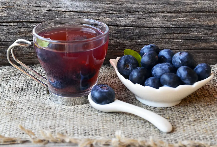 Taza con jugo de arándanos.