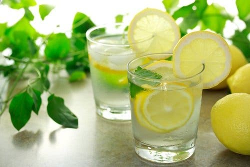 Agua de limón