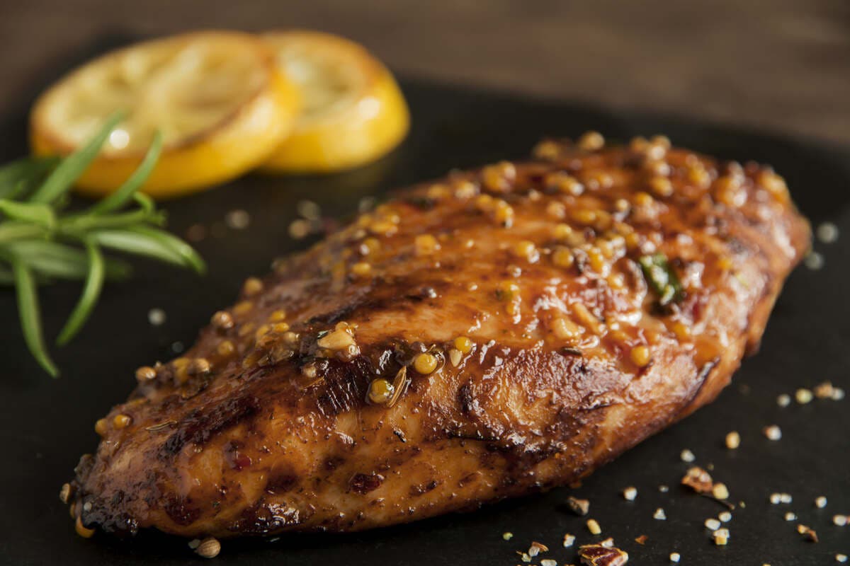 Pollo a la parrilla con semillas de mostaza.