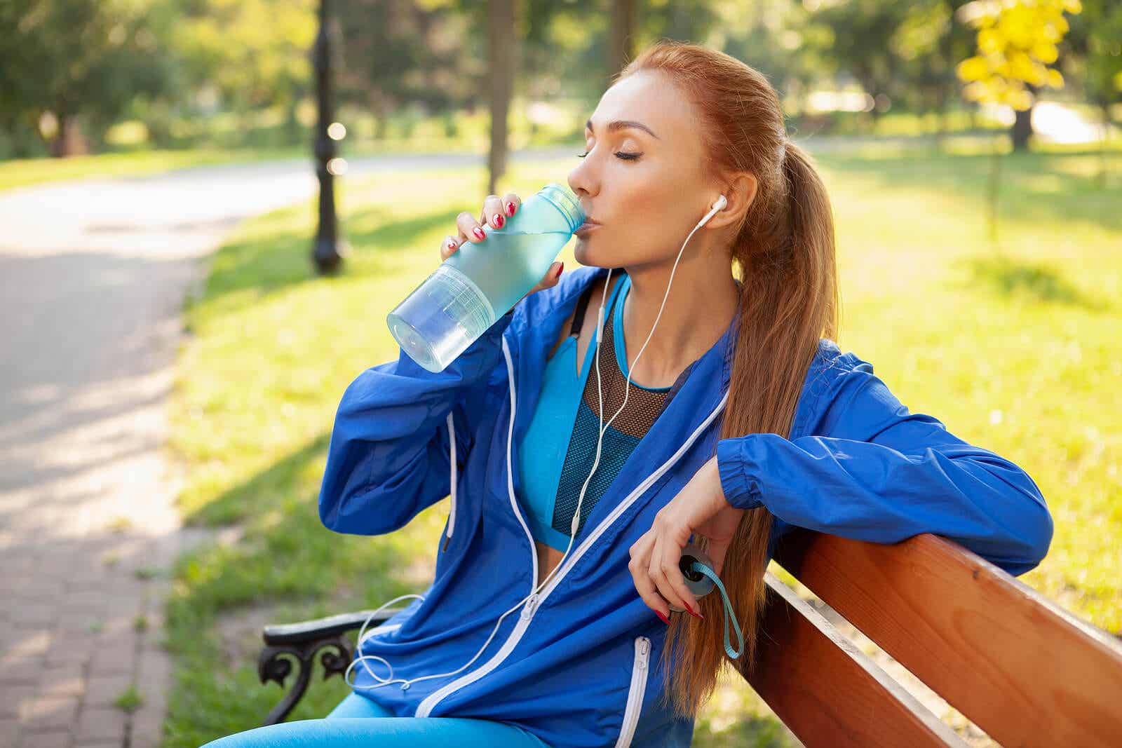 Beber agua ayuda a alcalinizar el cuerpo.