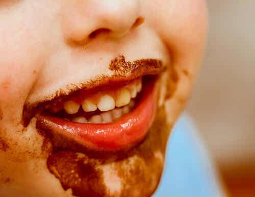 Niño con chocolate sobre su cara