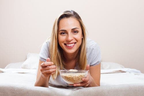 Mujer comiendo cereal